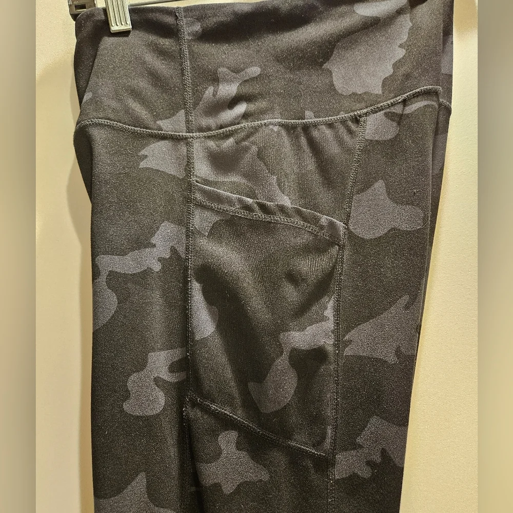 Yogalicious Lux High Waist Ankle Leggings Womens Small Black Camo 2 Side Pockets - Picture 7 of 8